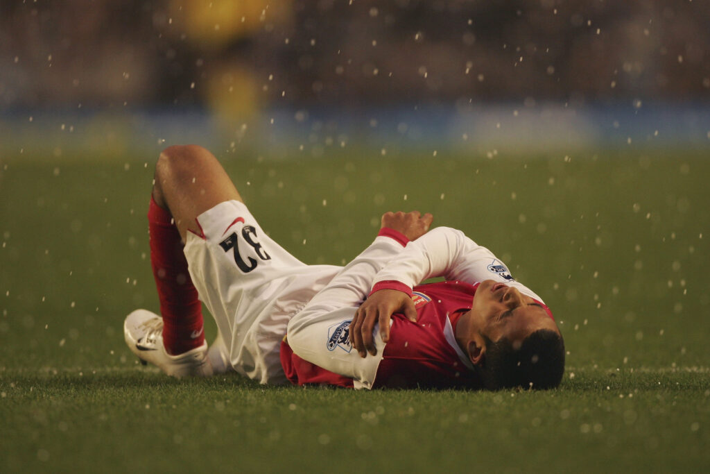 Bandy player dislocates shoulder celebrating Arsenal goal 2 LIVERPOOL, UNITED KINGDOM - MARCH 18: Theo Walcott of Arsenal clutches his left shoulder in pain during the Barclays Premiership match between Everton and Arsenal at Goodison Park on March 18, 2007 in Liverpool, England. (Photo by Phil Cole/Getty Images)