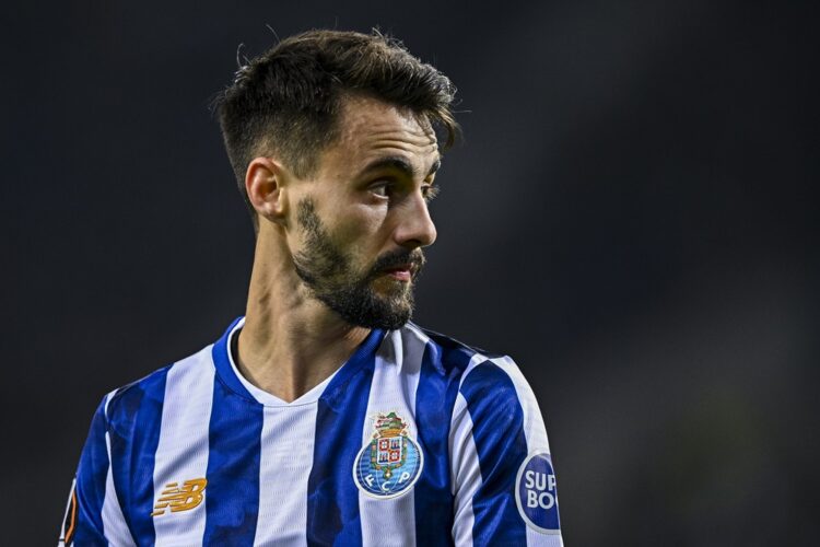 PORTO, PORTUGAL: Fábio Vieira of FC Porto looks on during the UEFA Europa League 2024/25 League Phase MD6 match between FC Porto and FC Midtjylland...