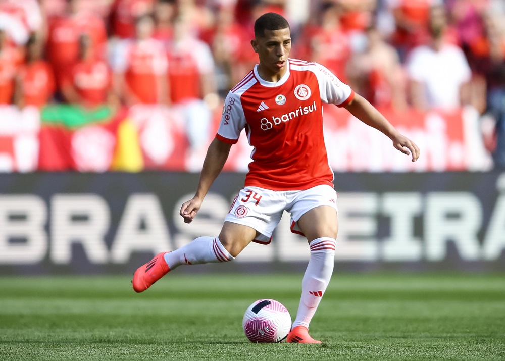 Arsenal contact agent with offer for Brazilian 17yo 2 PORTO ALEGRE, BRAZIL: Gabriel Carvalho of Internacional makes a pass during the match between Internacional and Gremio as part of Brasileirao 2024 at Beira-Rio Stadium on October 19, 2024. (Photo by Pedro H. Tesch/Getty Images)