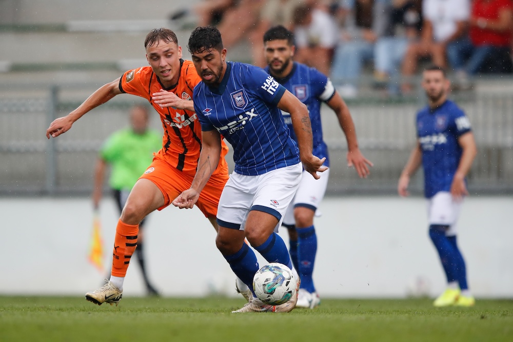 VILLACH, AUSTRIA: Massimo Luongo of Ipswich Town tries to get away from Anton Glushchenko of Shakhtar Donetsk during the friendly match between Ipswich Town and Shakhtar Donetsk at Sportzentrum Landskron on July 20, 2024. (Photo by Timothy Rogers/Getty Images)
