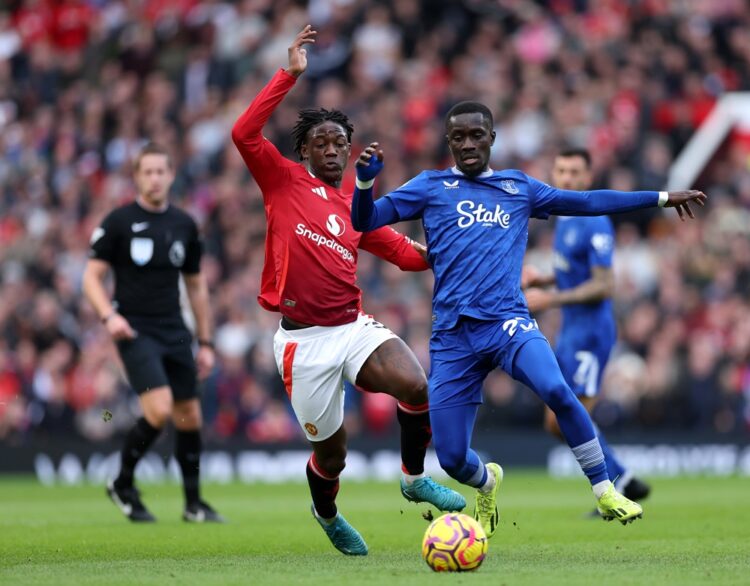 MANCHESTER, ENGLAND: Idrissa Gueye of Everton is challenged by Kobbie Mainoo of Manchester United during the Premier League match between Mancheste...