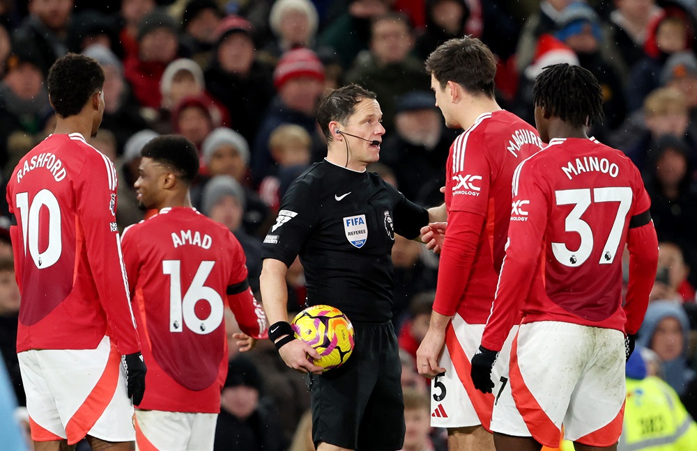 Premier League appoint referee for just his 5th Arsenal game 3 MANCHESTER, ENGLAND: Referee Darren England speaks with Harry Maguire of Manchester United during the Premier League match between Manchester United FC and Nottingham Forest FC at Old Trafford on December 07, 2024. (Photo by Clive Brunskill/Getty Images)