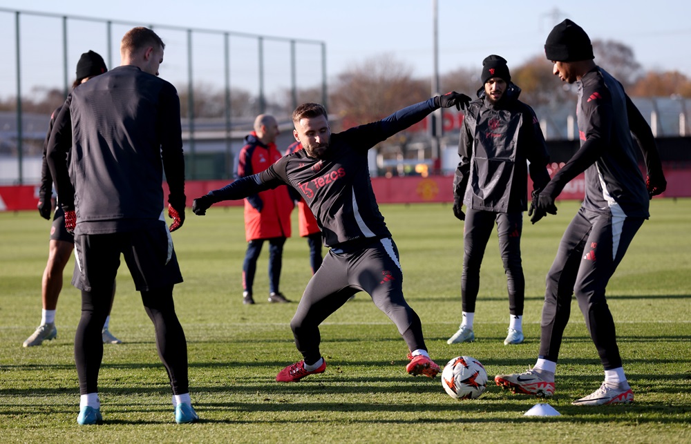 MANCHESTER, ENGLAND: Luke Shaw of Manchester United (centre) during the UEFA Europa League 2024/25 League Phase MD5 training session at Carrington Training Ground on November 27, 2024. (Photo by Alex Livesey/Getty Images)