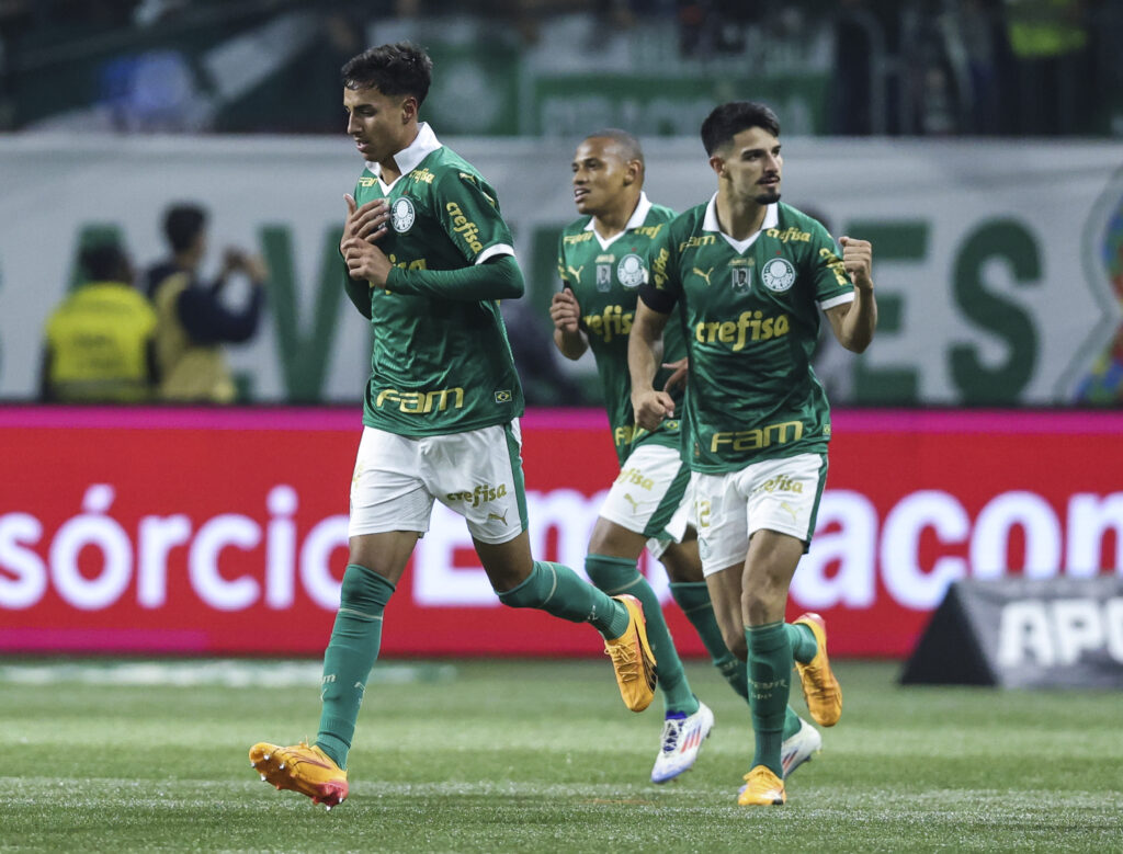 Contact made, can Arsenal beat Real Madrid to Vitor Reis? 3 SAO PAULO, BRAZIL - JULY 01: Vitor Reis (L) of Palmeiras celebrates with his teammates after scoring the second goal of their team during a match between Palmeiras and Corinthians as part of Brasileirao Serie A 2024 at Allianz Parque on July 01, 2024 in Sao Paulo, Brazil. (Photo by Alexandre Schneider/Getty Images)