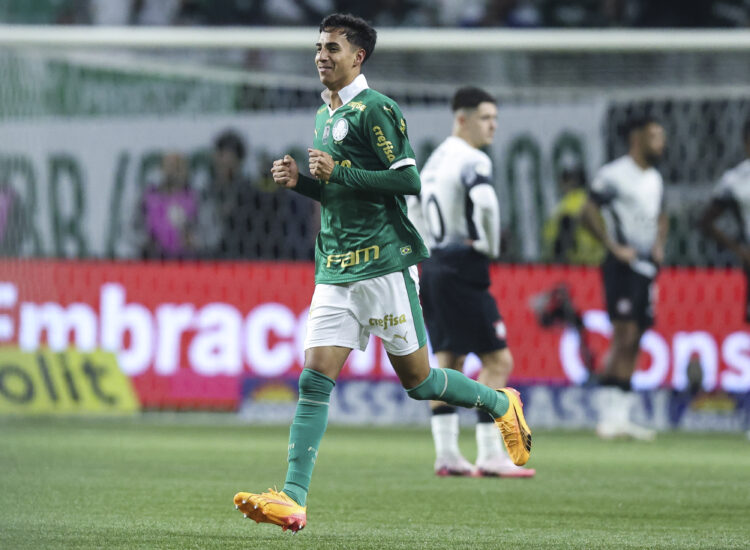 SAO PAULO, BRAZIL - JULY 01: Vitor Reis of Palmeiras celebrates after scoring the second goal of their team during a match between Palmeiras and Co...