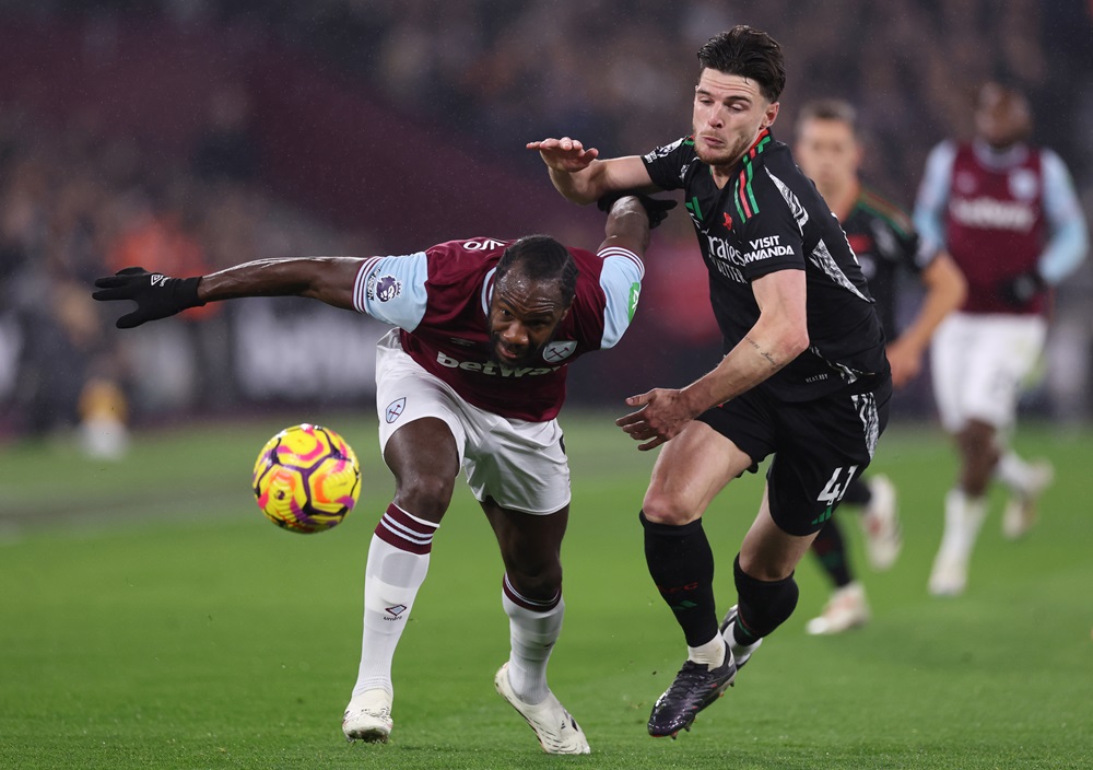 Declan Rice sends message to fans after West Ham win 2 LONDON, ENGLAND: Michail Antonio of West Ham United chases the ball whilst under pressure from Declan Rice of Arsenal during the Premier League match between West Ham United FC and Arsenal FC at London Stadium on November 30, 2024. (Photo by Julian Finney/Getty Images)