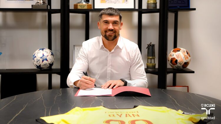 Mathew Ryan signs for RC Lens (Photo via RCLens.fr)