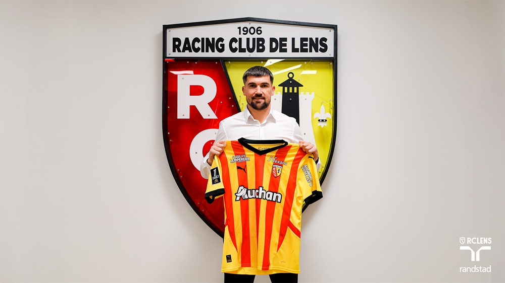 Former Gunner completes 5th transfer in 4 years since leaving Arsenal 2 Mathew Ryan signs for RC Lens (Photo via RCLens.fr)