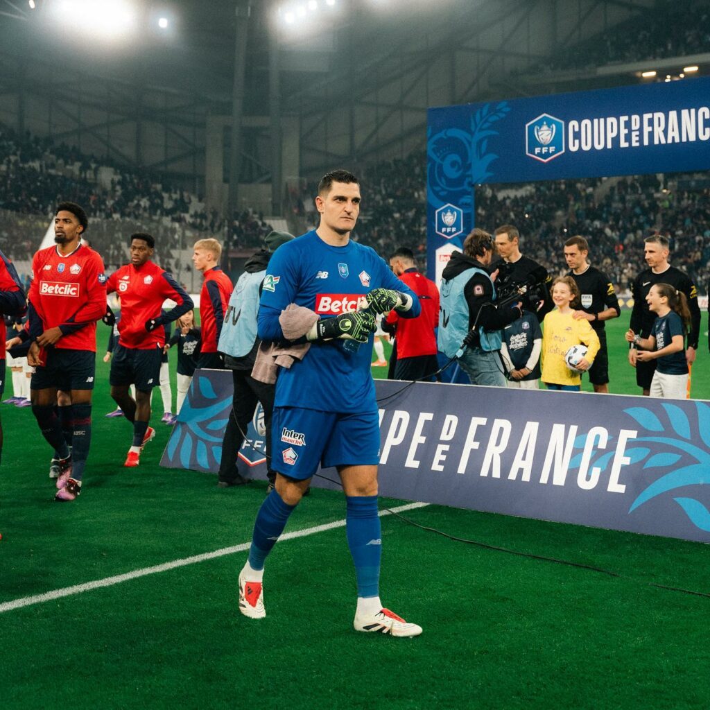 36yo former Gunner receives special fan tribute after penalty heroics 2 Vito Mannone prepares to play a game for Lille (Photo via Mannone on Instagram)