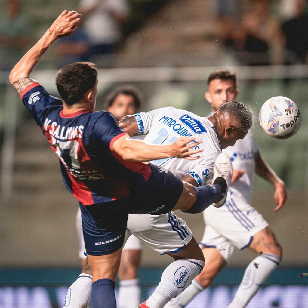 Arsenal loanee makes first start in almost 3 months 4 Marquinhos scoring for Cruzeiro (Photos via @pedrovalefoto and @yurilaurindofoto on Instagram)