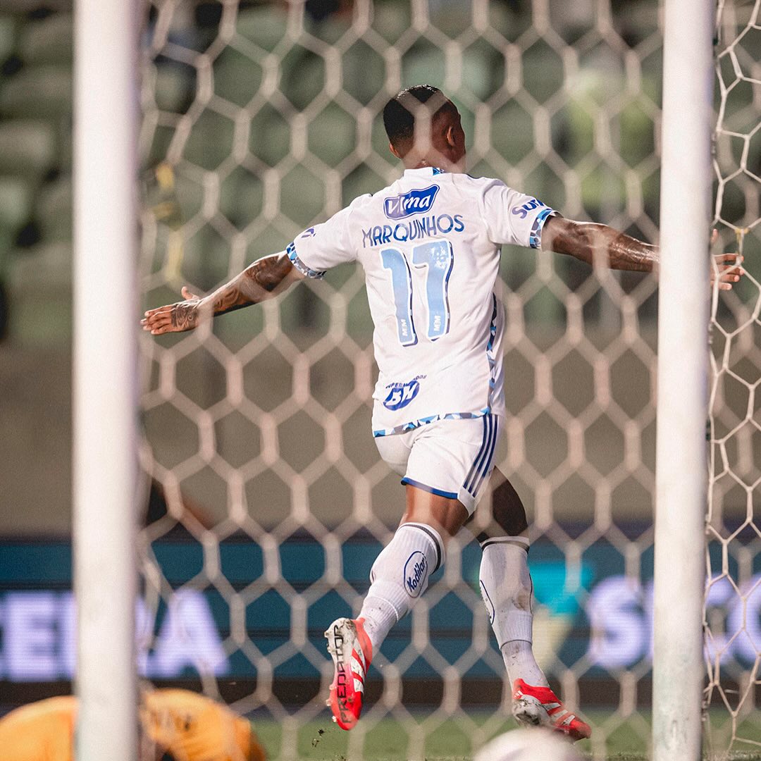 Marquinhos after scoring for Cruzeiro (Photos via @pedrovalefoto and @yurilaurindofoto on Instagram)