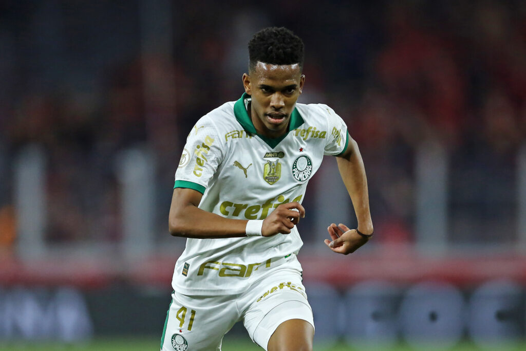 CURITIBA, BRAZIL - SEPTEMBER 1: Estevao Willian of Palmeiras runs during the match between Athletico Paranaense and Palmeiras as part of Brasileirao 2024 at Arena da Baixada on September 1, 2024 in Curitiba, Brazil. (Photo by Heuler Andrey/Getty Images)