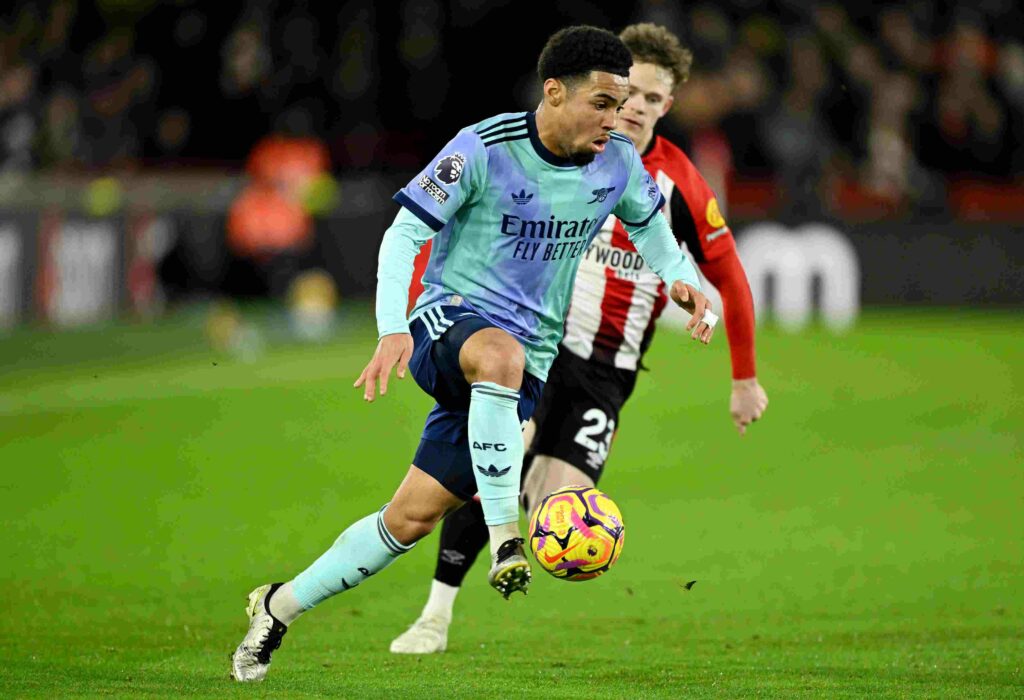 BRENTFORD, ENGLAND - JANUARY 01: Ethan Nwaneri of Arsenal runs with the ball under pressure from Keane Lewis-Potter of Brentford during the Premier League match between Brentford FC and Arsenal FC at the Brentford Community Stadium on January 01, 2025 in Brentford, England. (Photo by Mike Hewitt/Getty Images)