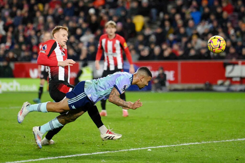 Arsenal star reflects on physical Brentford battle and key comeback win 2 BRENTFORD, ENGLAND - JANUARY 01: Gabriel Jesus of Arsenal scores his team's first goal past Mark Flekken of Brentford (not pictured) during the Premier League match between Brentford FC and Arsenal FC at the Brentford Community Stadium on January 01, 2025 in Brentford, England. (Photo by Mike Hewitt/Getty Images)