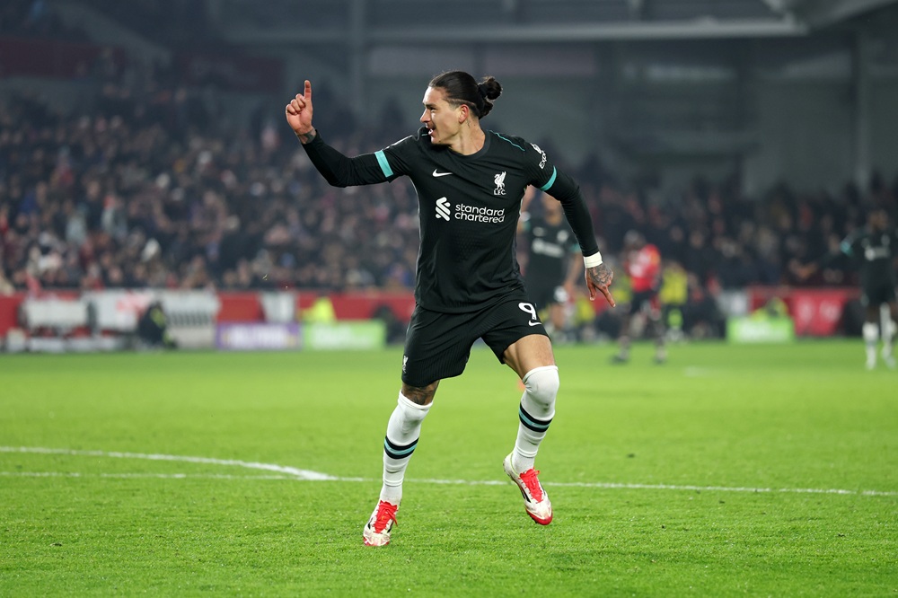BRENTFORD, ENGLAND: Darwin Nunez of Liverpool celebrates scoring his team's second goal during the Premier League match between Brentford FC and Liverpool FC at Gtech Community Stadium on January 18, 2025. (Photo by Ryan Pierse/Getty Images)