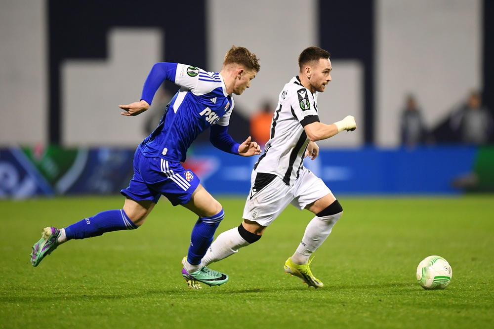 ZAGREB, CROATIA: Andrija Zivkovic of PAOK FC runs with the ball whilst under pressure from Mauro Perkovic of GNK Dinamo Zagreb during the UEFA Europa Conference League 2023/24 round of 16 first leg match between Dinamo Zagreb and PAOK Saloniki at Maksimir Stadium on March 07, 2024. (Photo by Jurij Kodrun/Getty Images)