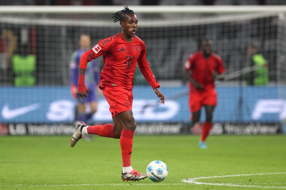 FRANKFURT AM MAIN, GERMANY: Mathys Tel of Bayern Muenchen controls the ball during the Bundesliga match between Eintracht Frankfurt and FC Bayern München at Deutsche Bank Park on October 06, 2024. (Photo by Alex Grimm/Getty Images)
