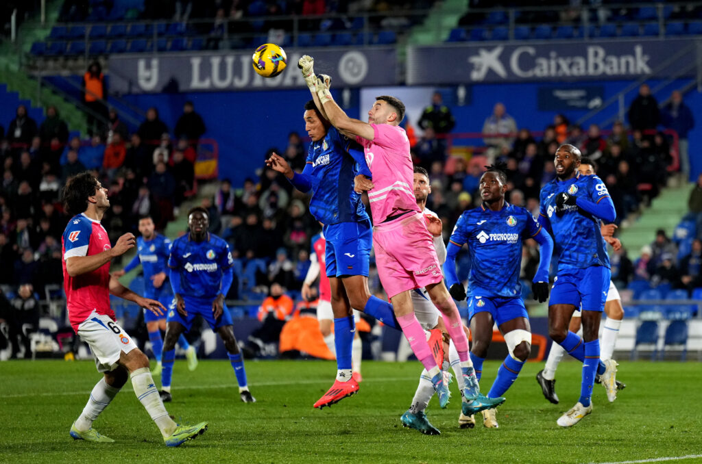 Arsenal face competition for key summer target from Barcelona & Leverkusen 4 GETAFE, SPAIN - DECEMBER 09: Joan Garcia of RCD Espanyol is challenged by Alvaro Rodriguez of Getafe CF during the LaLiga match between Getafe CF and RCD Espanyol de Barcelona at Coliseum Alfonso Perez on December 09, 2024 in Getafe, Spain. (Photo by Angel Martinez/Getty Images)