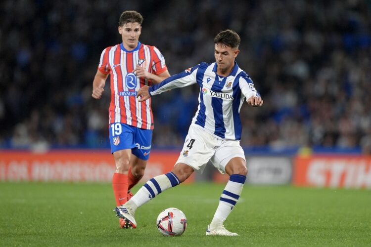 SAN SEBASTIAN, SPAIN: Martín Zubimendi of Real Sociedad of Real Sociedad being followed by Julian Alvarez of Atletico de Madrid during the LaLiga m...