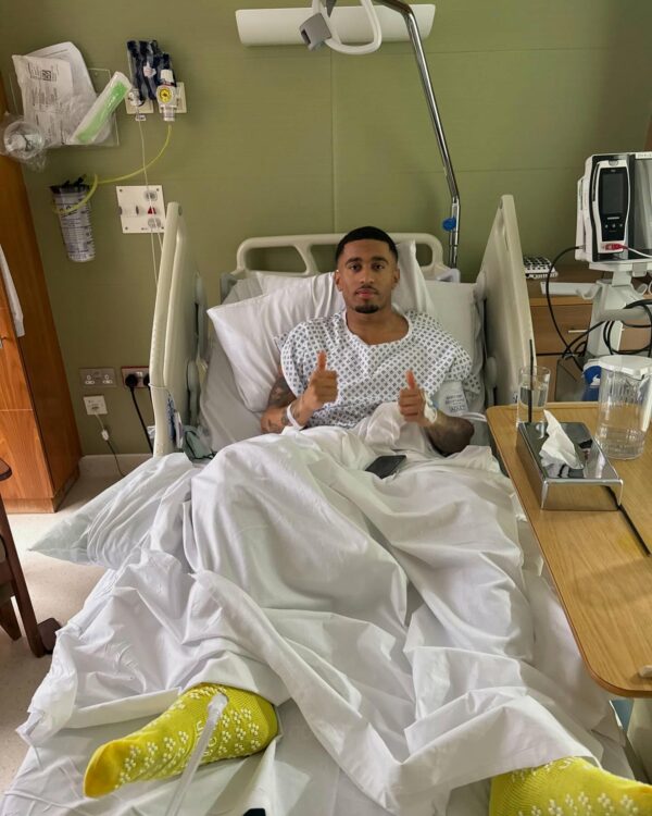 Reiss Nelson after surgery on his injury (Photo via Nelson on Instagram)