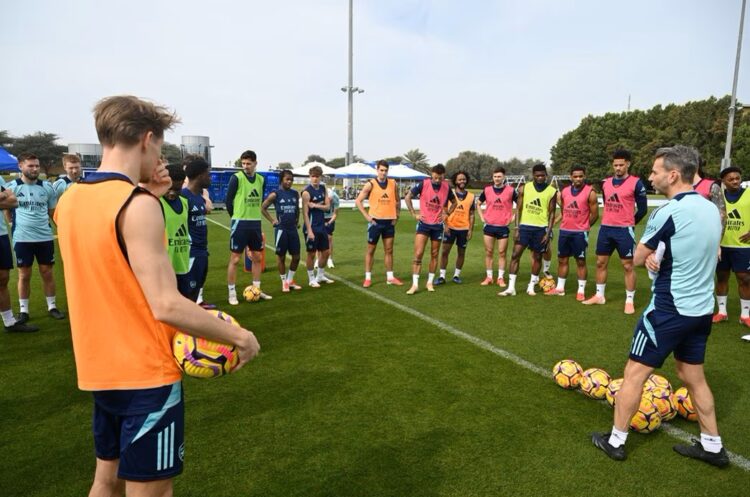The Arsenal first-team squad in Dubai (Photo via Arsenal.com)