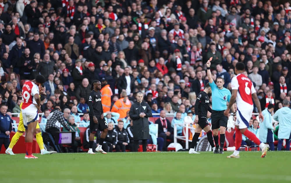 LONDON, ENGLAND: Referee Craig Pawson shows a red card to Myles Lewis-Skelly of Arsenal following a VAR review during the Premier League match between Arsenal FC and West Ham United FC at Emirates Stadium on February 22, 2025. (Photo by Warren Little/Getty Images)