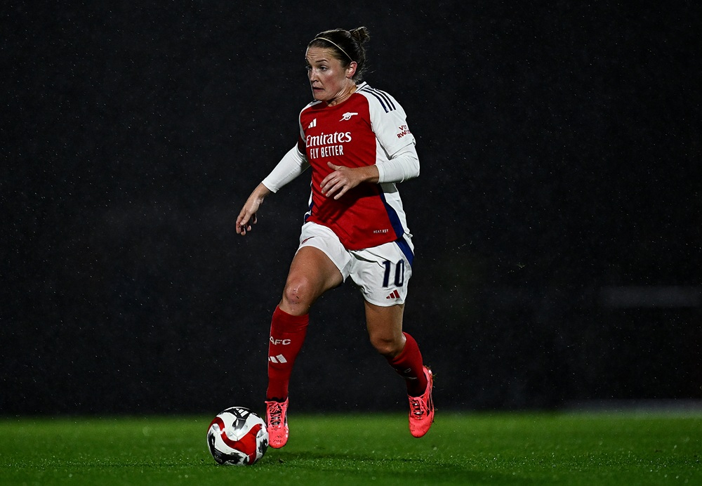 BOREHAMWOOD, ENGLAND: Kim Little of Arsenal controls the ball during the UEFA Women's Champions League 2024/25 Second Round Second Leg match between Arsenal and Hacken at Meadow Park on September 26, 2024. (Photo by Harry Murphy/Getty Images)