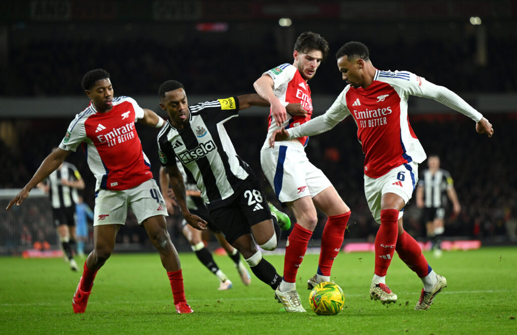 Arsenal-Fulham referee could be bad omen for Gunners 4 LONDON, ENGLAND - JANUARY 07: Declan Rice and Gabriel of Arsenal try to control the ball under pressure from Joe Willock of Newcastle United during the Carabao Cup Semi Final First Leg match between Arsenal and Newcastle United at Emirates Stadium on January 07, 2025 in London, England. (Photo by Shaun Botterill/Getty Images)