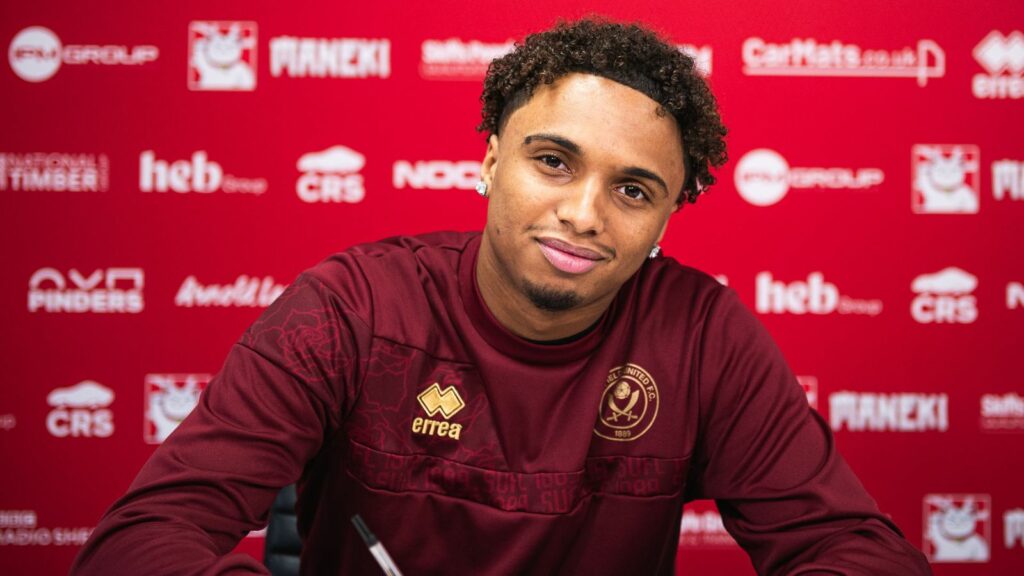 Lennon Patterson signing for Sheffield United (Photo via SheffieldUnited.co.uk)