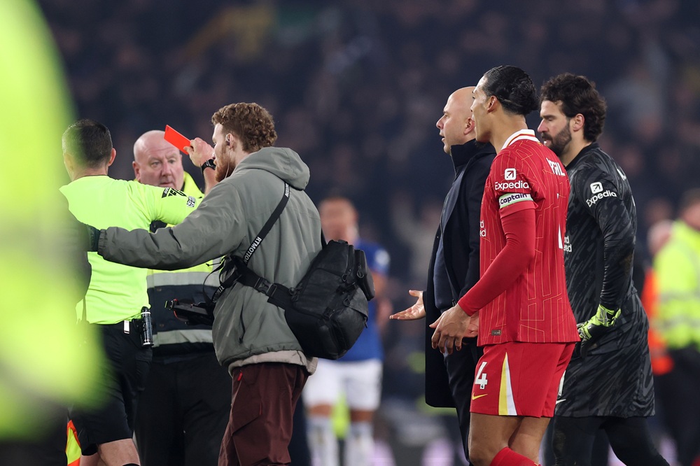 Liverpool boss facing suspension after Everton red 2 LIVERPOOL, ENGLAND: Arne Slot, Manger of Liverpool, is shown a red card by referee Michael Oliver at the end of the Premier League match between Everton FC and Liverpool FC at Goodison Park on February 12, 2025. (Photo by Carl Recine/Getty Images)