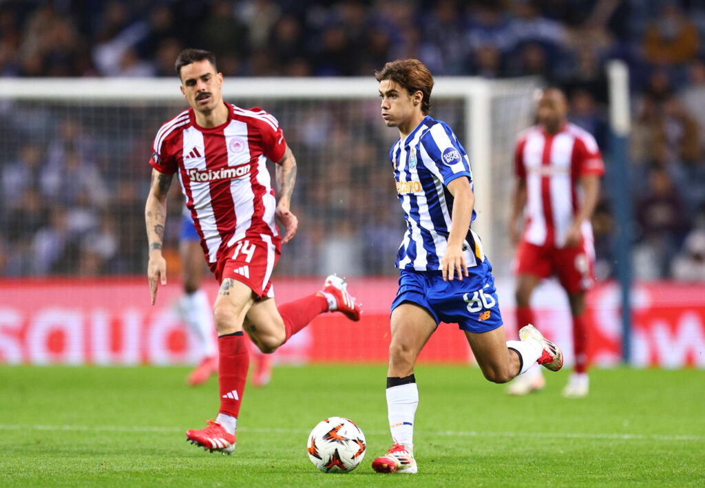 Arsenal and Manchester United scouts following one of Europe’s brightest young players 3 PORTO, PORTUGAL - JANUARY 23: Rodrigo Mora of FC Porto runs with the ball whilst under pressure from Dani Garcia of Olympiakos FC during the UEFA Europa League 2024/25 League Phase MD7 match between FC Porto and Olympiacos FC at Estadio do Dragao on January 23, 2025 in Porto, Portugal. (Photo by Diogo Cardoso/Getty Images)