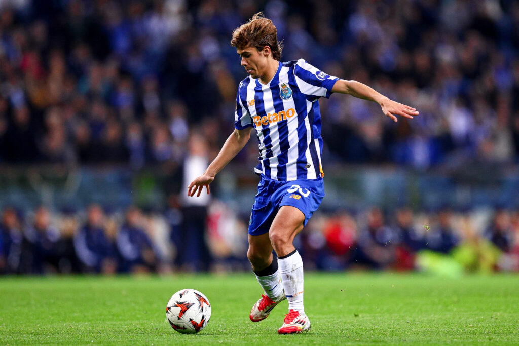 Arsenal and Manchester United scouts following one of Europe’s brightest young players 2 PORTO, PORTUGAL - JANUARY 23: Rodrigo Mora of FC Porto controls the ball during the UEFA Europa League 2024/25 League Phase MD7 match between FC Porto and Olympiacos FC at Estadio do Dragao on January 23, 2025 in Porto, Portugal. (Photo by Diogo Cardoso/Getty Images)