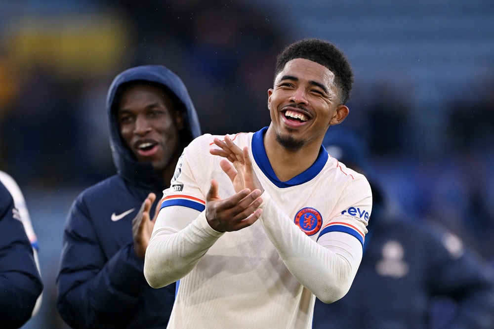 Injured Chelsea starter returns early ahead of Arsenal clash 3 LEICESTER, ENGLAND: Wesley Fofana of Chelsea applauds the fans following the Premier League match between Leicester City FC and Chelsea FC at The King Power Stadium on November 23, 2024. (Photo by Shaun Botterill/Getty Images)