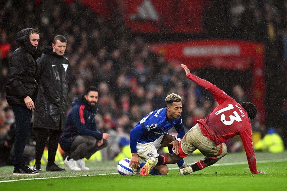 MANCHESTER, ENGLAND: Omari Hutchinson of Ipswich Town is fouled by Patrick Chinazaekpere Dorgu of Manchester United, resulting in a red card being awarded, following a VAR review during the Premier League match between Manchester United FC and Ipswich Town FC at Old Trafford on February 26, 2025. (Photo by Gareth Copley/Getty Images)