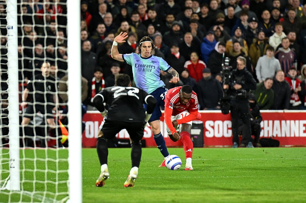 NOTTINGHAM, ENGLAND: Callum Hudson-Odoi of Nottingham Forest is challenged by Riccardo Calafiori of Arsenal in the penalty area during the Premier League match between Nottingham Forest FC and Arsenal FC at City Ground on February 26, 2025. (Photo by Michael Regan/Getty Images)
