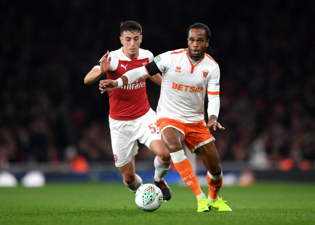 LONDON, ENGLAND - OCTOBER 31: Nathan Delfouneso of Blackpool is challenged by Julio Pleguezuelo of Arsenal during the Carabao Cup Fourth Round match between Arsenal and Blackpool at Emirates Stadium on October 31, 2018 in London, England. (Photo by Shaun Botterill/Getty Images)