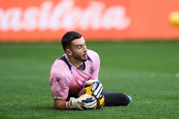 VITORIA-GASTEIZ, SPAIN - FEBRUARY 22: Joan Garcia of RCD Espanyol warms up prior to the LaLiga match between Deportivo Alaves and RCD Espanyol de B...