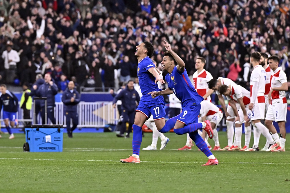 PARIS, FRANCE: Desire Doue and William Saliba of France react winning the penalty kick during the UEFA Nations League Quarterfinal Leg Two match between France and Croatia at Stade de France on March 23, 2025. (Photo by Aurelien Meunier/Getty Images)