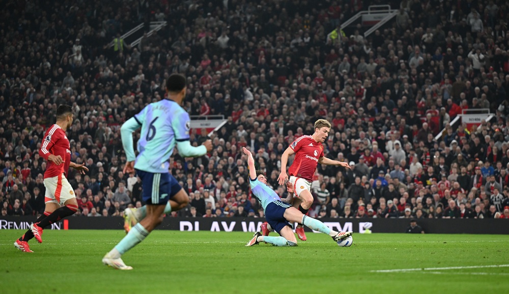 MANCHESTER, ENGLAND: Declan Rice of Arsenal tackles Rasmus Hojlund of Manchester United during the Premier League match between Manchester United FC and Arsenal FC at Old Trafford on March 09, 2025. (Photo by Michael Regan/Getty Images)