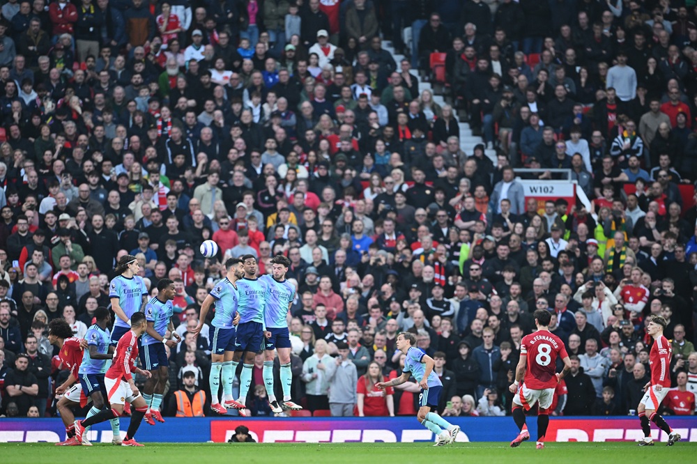 MANCHESTER, ENGLAND: Bruno Fernandes of Manchester United scores his team's first goal from a free kick during the Premier League match between Man...