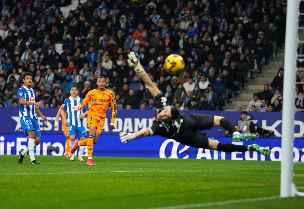 Barcelona agree 24yo deal after Arsenal withdraw 5 BARCELONA, SPAIN - FEBRUARY 01: Kylian Mbappe of Real Madrid looks on as Joan Garcia of RCD Espanyol saves his shot during the LaLiga match between RCD Espanyol de Barcelona and Real Madrid CF at RCDE Stadium on February 01, 2025 in Barcelona, Spain. (Photo by Alex Caparros/Getty Images)