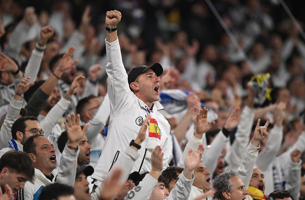 Real Madrid set ticket-price record for Arsenal game 2 MADRID, SPAIN: Fans of Real Madrid show support for their team prior to the UEFA Champions League 2024/25 Round of 16 first leg match between Real Madrid C.F. and Atletico de Madrid at Santiago Bernabeu Stadium on March 04, 2025. (Photo by Denis Doyle/Getty Images)