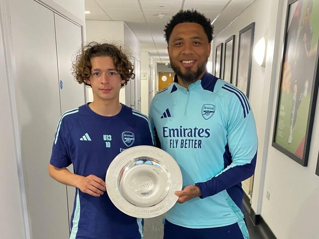 Luis Munoz holds the u15 Premier League Floodlit Shield trophy with Colin Kazim-Richard (Photo via Munoz on Instagram)
