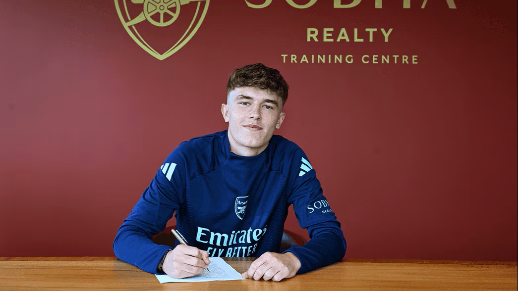 Ceadach O'Neill signing his first professional contract with Arsenal (Photo via Arsenal.com)