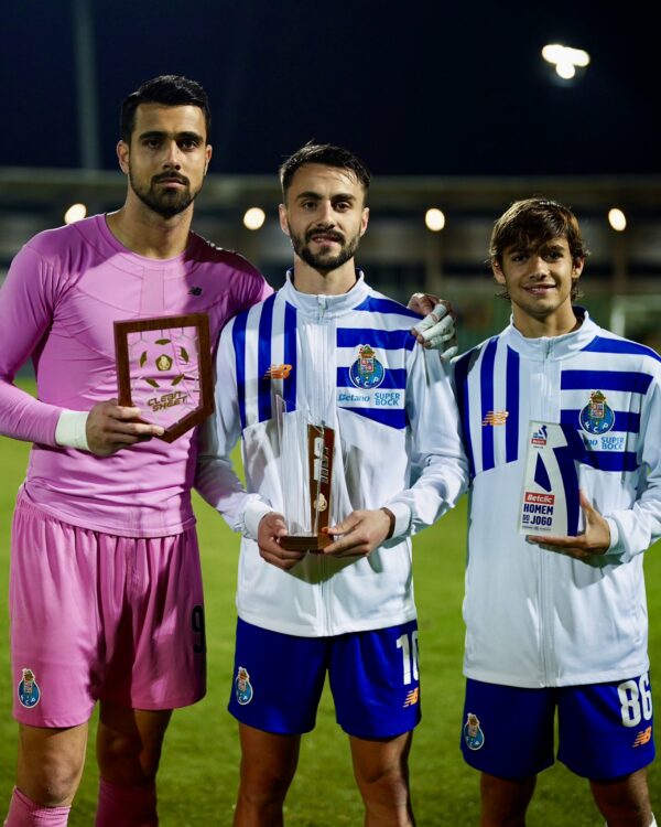 Fabio Vieira (C) holds the Merito e Valores Porto award for his performance against Casa Pia (Photo via FC Porto on Twitter)