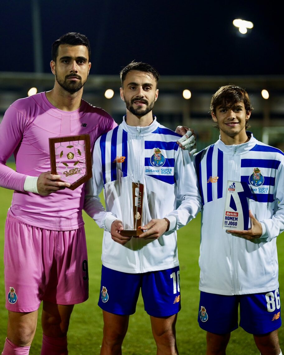 Fabio Vieira (C) holds the Merito e Valores Porto award for his performance against Casa Pia (Photo via FC Porto on Twitter)