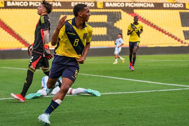 Holger Quintero playing for the Ecuador youth teams (Photo via idv.formativas on Instagram)