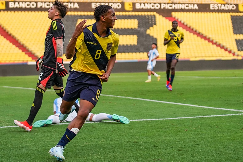 Arsenal track Ecuadorian twins for potential signing 3 Holger Quintero playing for the Ecuador youth teams (Photo via idv.formativas on Instagram)