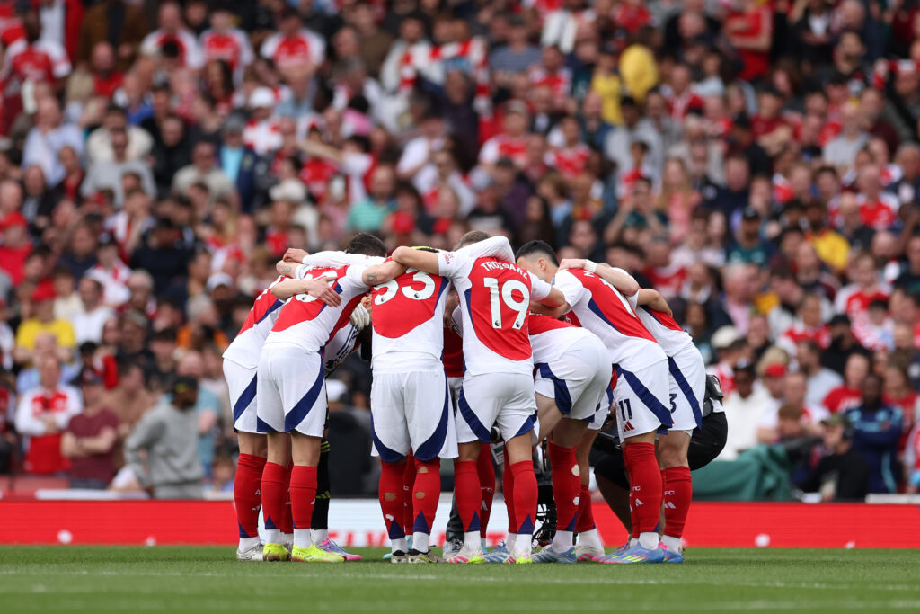 LONDON, ENGLAND - APRIL 12: Players of Arsenal gather for a team huddle prior to the Premier League match between Arsenal FC and Brentford FC at Emirates Stadium on April 12, 2025 in London, England. (Photo by Alex Davidson/Getty Images)