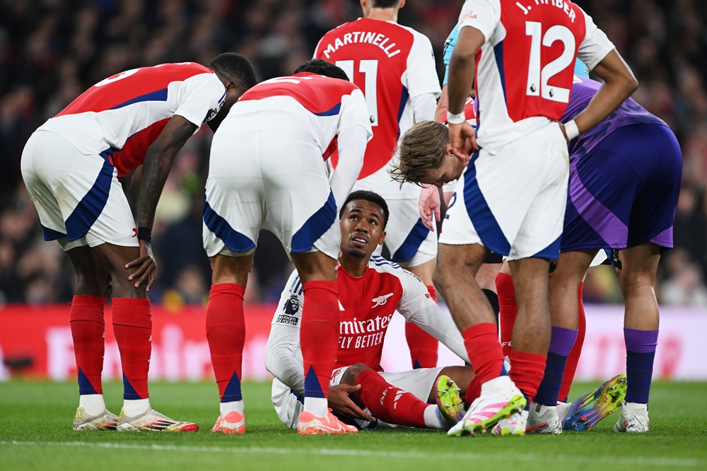 When can Arsenal expect Gabriel back after surgery? 2 LONDON, ENGLAND: Gabriel of Arsenal looks dejected as he is consoled by team mates after picking up an injury during the Premier League match between Arsenal FC and Fulham FC at Emirates Stadium on April 01, 2025. (Photo by Shaun Botterill/Getty Images)